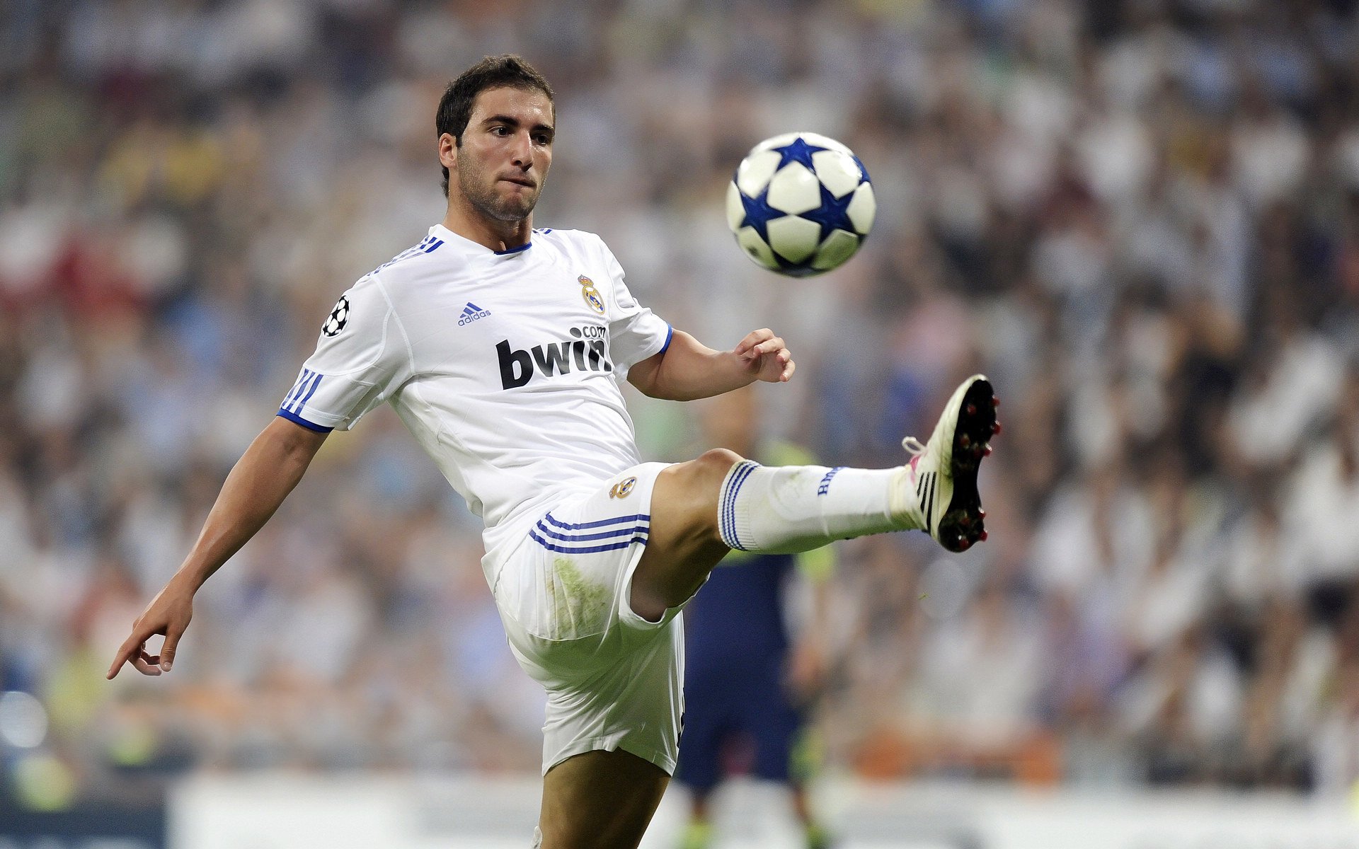 “安赫尔·巴尔博萨的精确反击与无懈可击的突破,帮助阿根廷美洲狮队应对强敌”