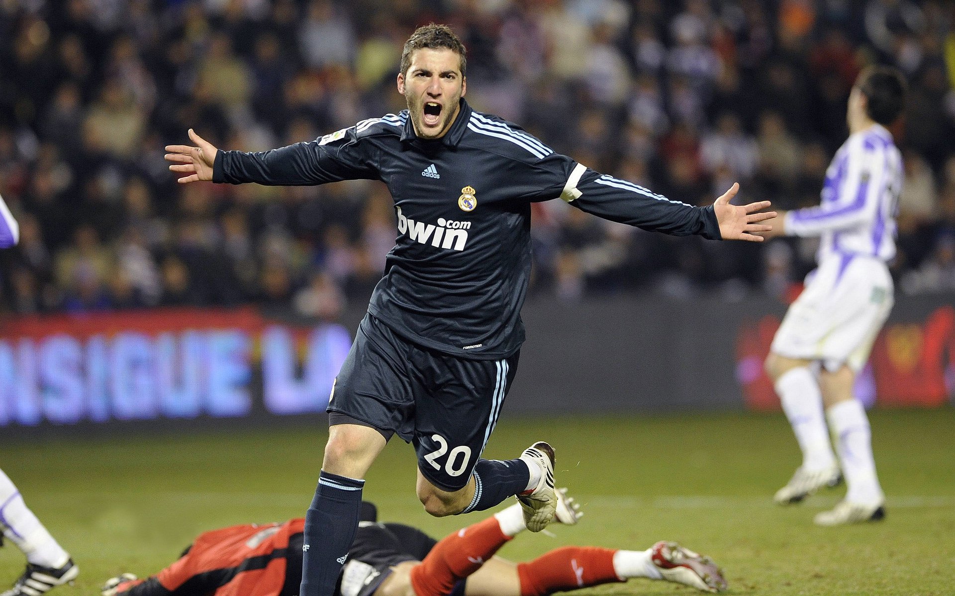 詹姆斯带伤坚持比赛打动全场球迷，詹姆斯有伤吗